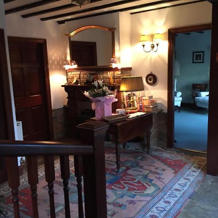 Tudor Place Bed and Breakfast Winnersh Eksteriør billede