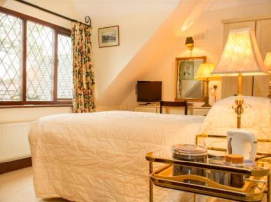 Tudor Place Bed and Breakfast Winnersh Eksteriør billede