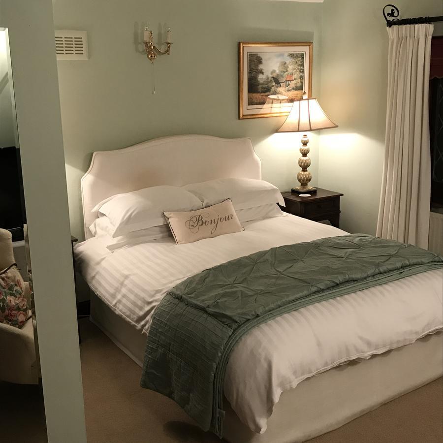 Tudor Place Bed and Breakfast Winnersh Eksteriør billede