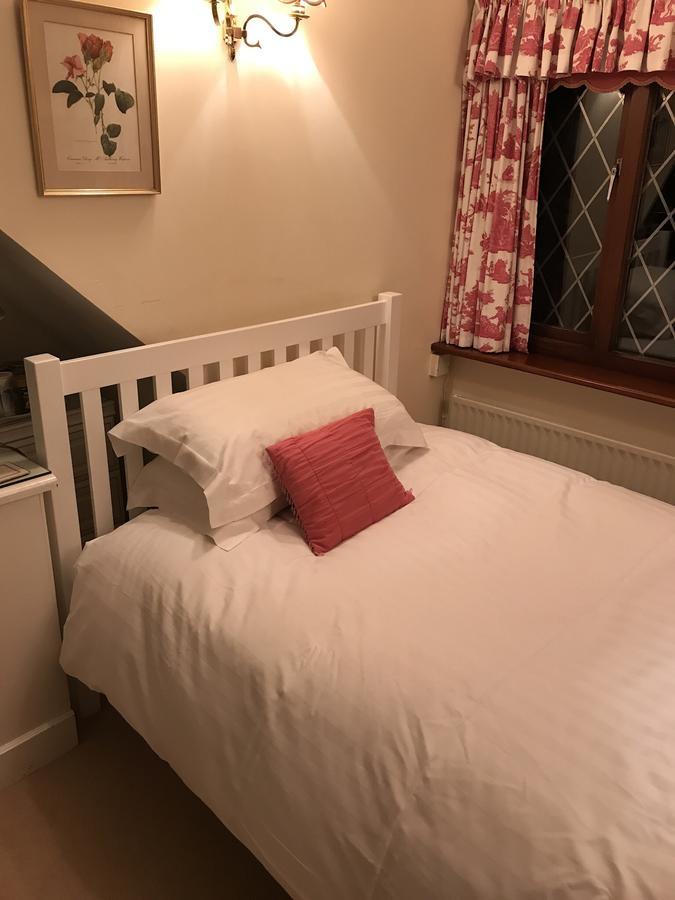 Tudor Place Bed and Breakfast Winnersh Eksteriør billede