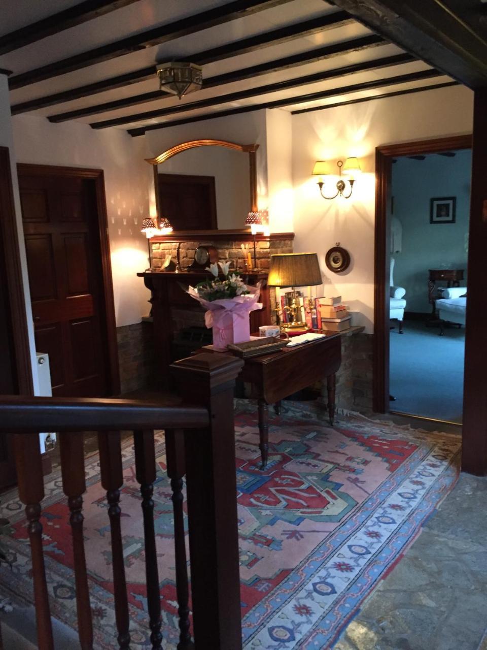 Tudor Place Bed and Breakfast Winnersh Eksteriør billede